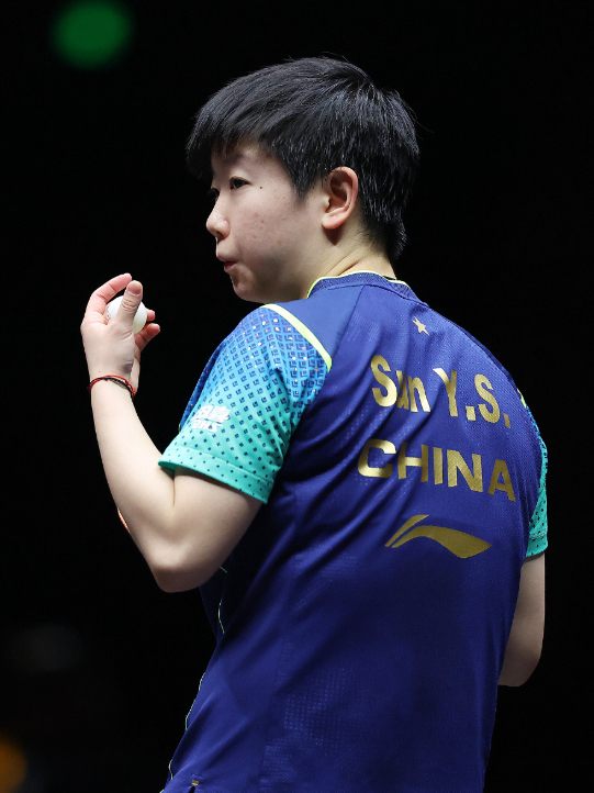 亚洲杯足球比赛，女队员斩获胜利