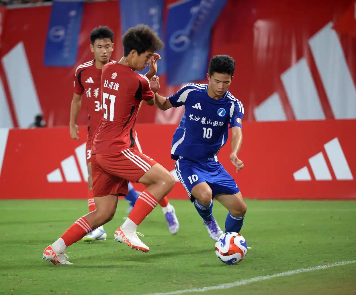 包含国内职业足球联赛争夺战呈现高潮的词条