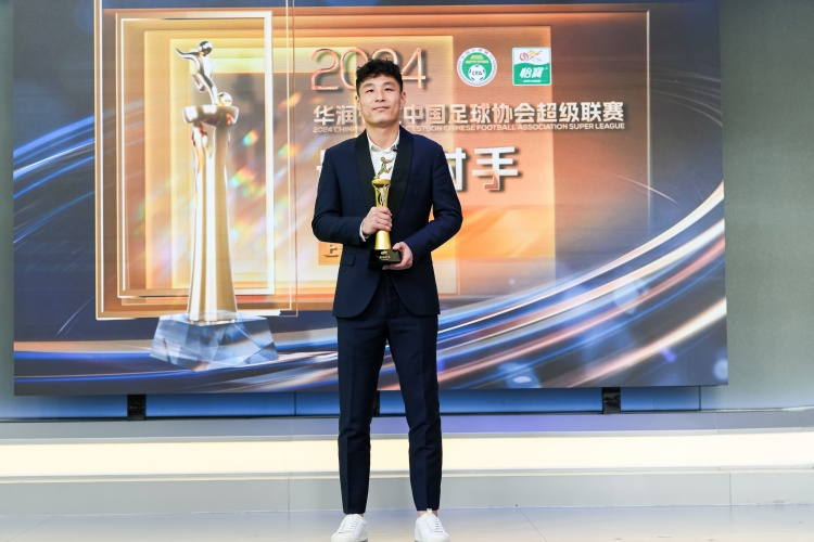 关于广州恒大国内球员表现抢眼，中超冠军奖杯更近一步的信息