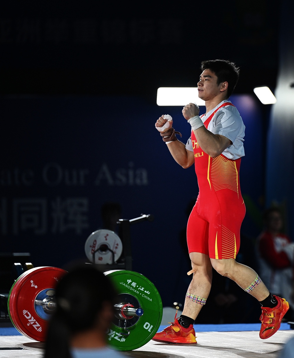 缅甸选手在举重比赛中斩获金牌