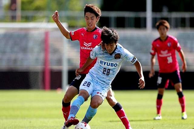 包含广州恒大主场大胜大阪钢巴，亚冠三连胜领跑小组的词条