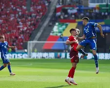 包含关键战役失利，卫冕冠军露出破绽的词条