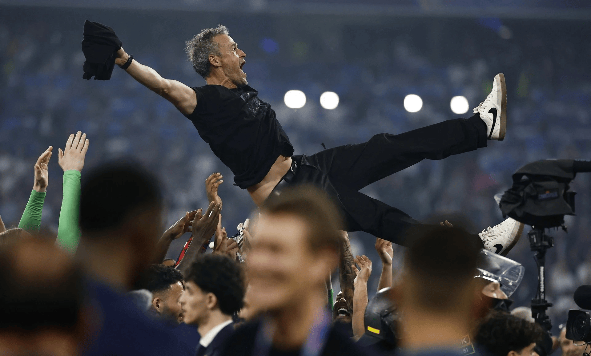 西汉姆联闯入强，巴黎圣日耳曼出局