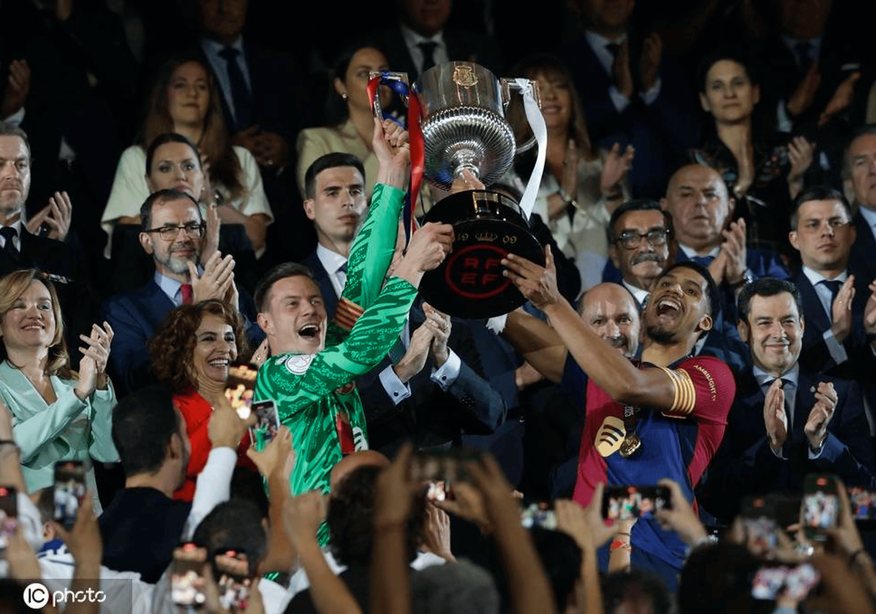 包含巴塞罗那潇洒晋级,高握晋级全席的词条 包含巴塞罗那潇洒晋级,高握晋级全席的词条