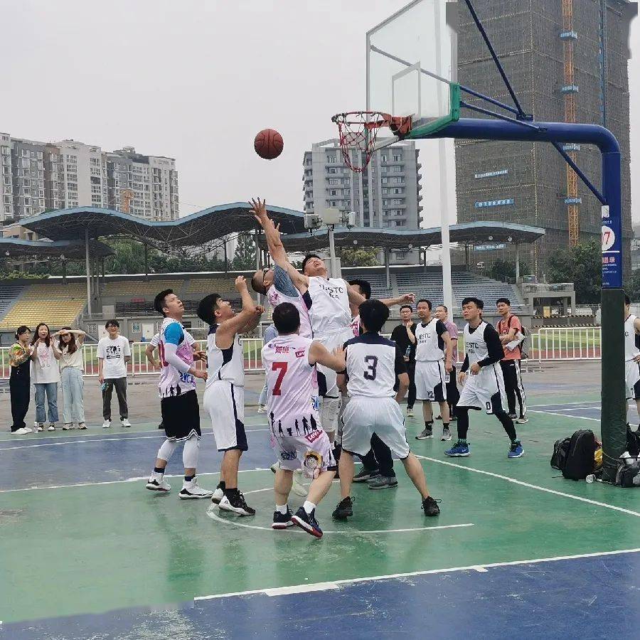 精准传球配合完美,球队攻势如潮 精准传球配合完美,球队攻势如潮