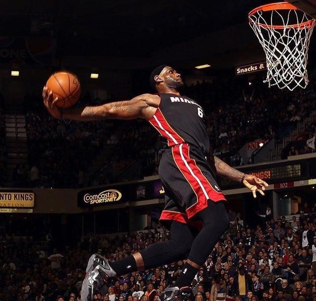 包含花式扣篮让球迷们沸腾欢呼，场上气氛火爆！的词条