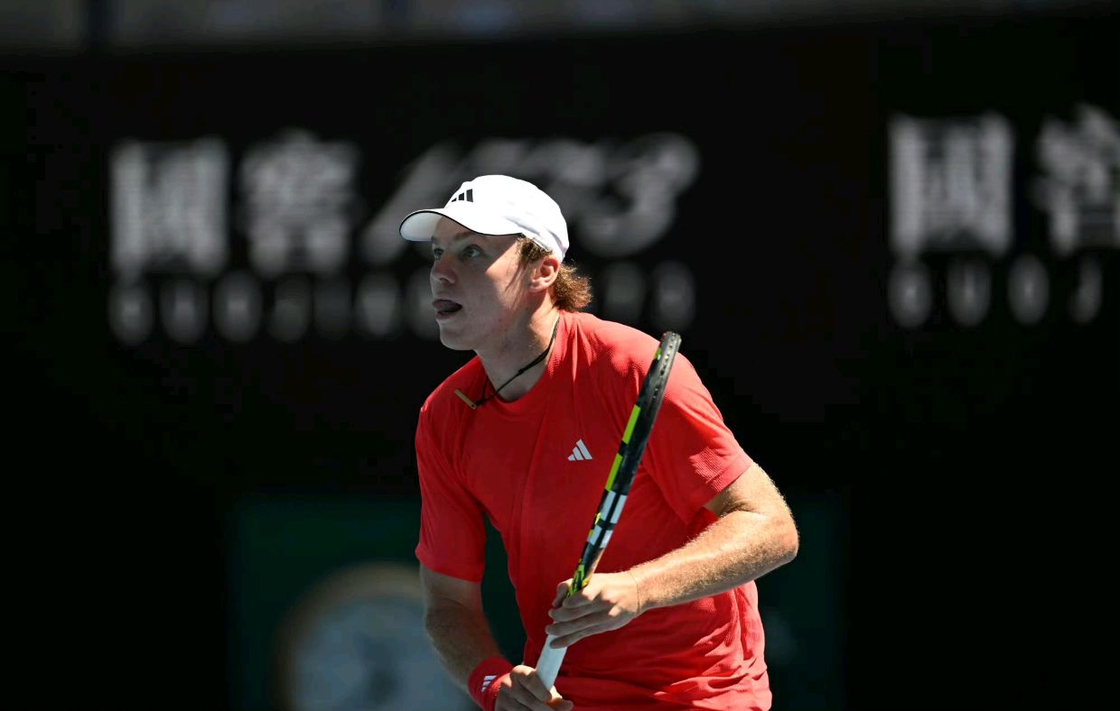 包含美国网球队爆冷澳大利亚网球队，西西帕斯爆发神勇的词条