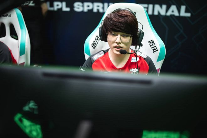 英雄联盟选手赛后落泪，背后故事感人