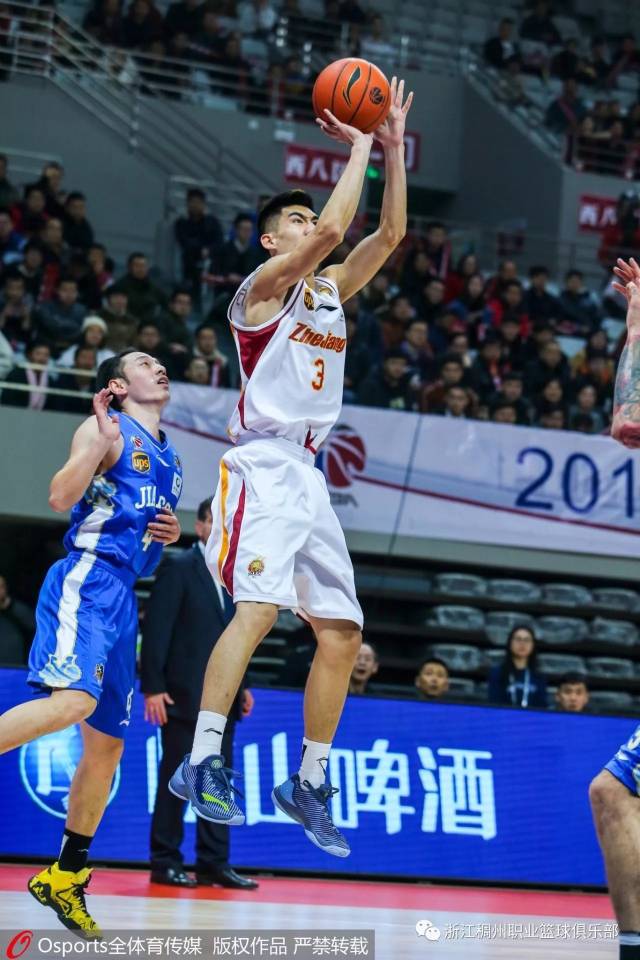 浙江队鏖战快船,布克带队取胜 浙江队鏖战快船,布克带队取胜