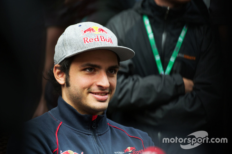 红牛二队完胜法拉利，塞恩斯关键制胜