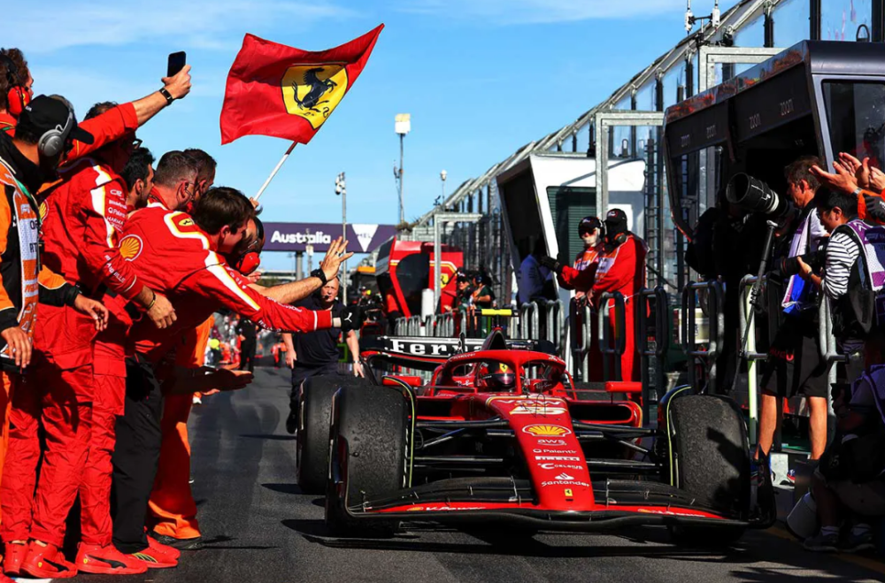 红牛二队完胜法拉利，塞恩斯关键制胜