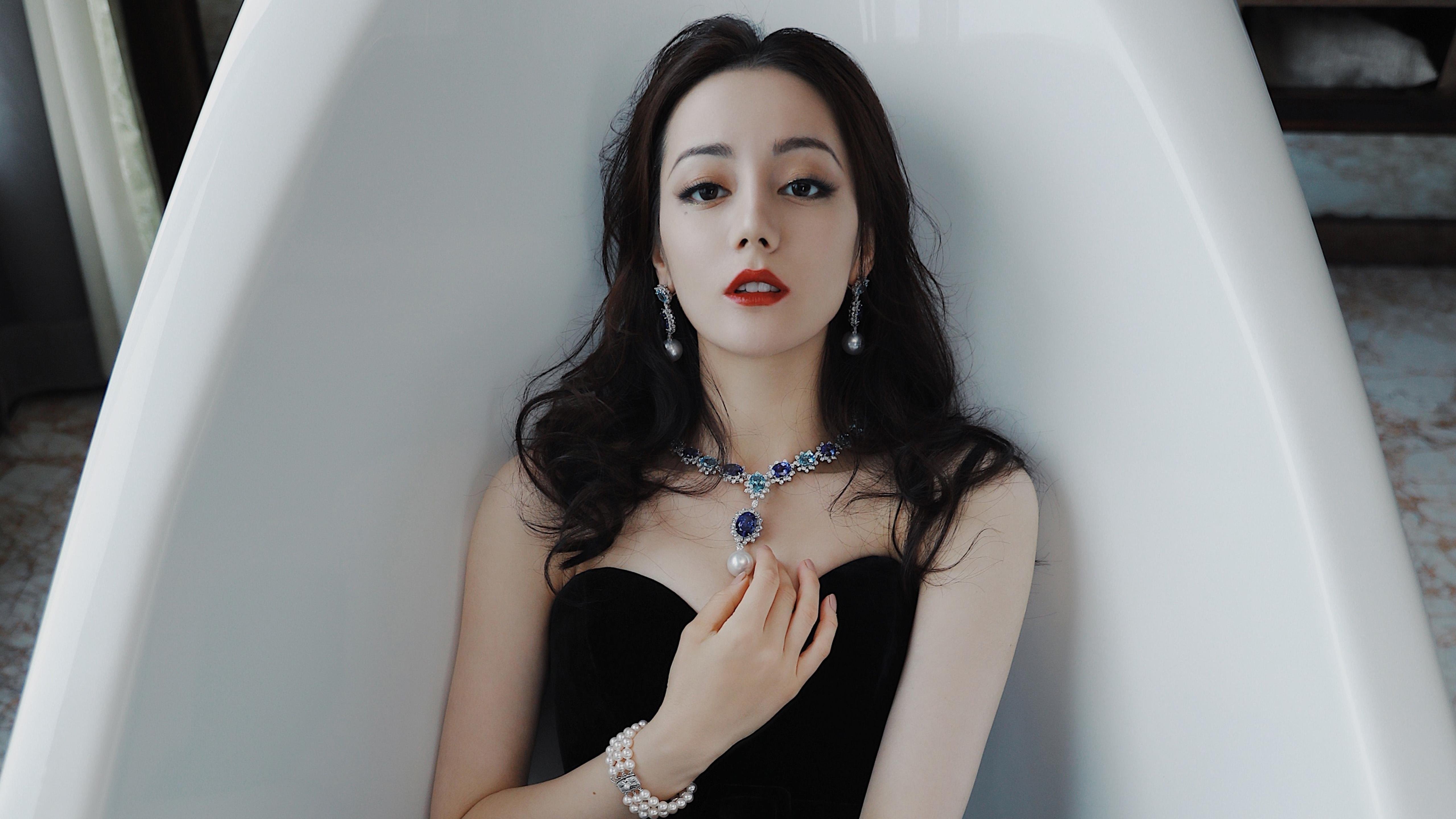 当足球之夜屏息以待，他却用篮球改写了惊心动魄的定义